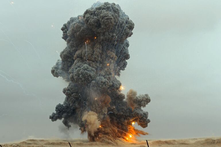 Ingenieros militares del Gobierno de Acuerdo Nacional de Libia detonan un explosivo descubierto en el sur de Trípoli.