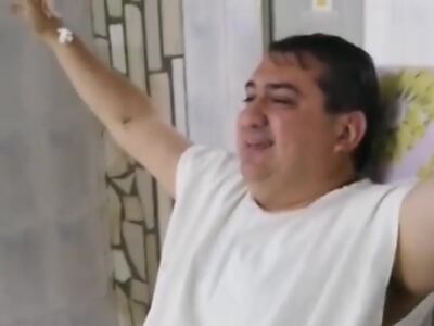 Luis Yd, celebrando tras superar su paso por terapia intensiva.