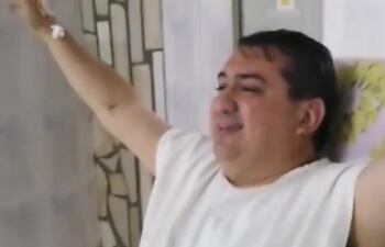 Luis Yd, celebrando tras superar su paso por terapia intensiva.