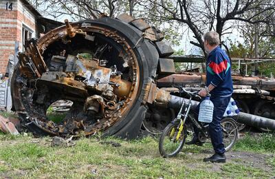 Una persona observa los restos de un tanque ruso destruido en la localidad de Mala Rogan, en la región ucraniana de Járkov.