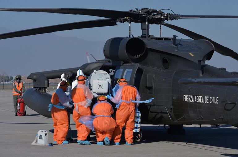 Miembros de la Fuerza Aérea Chilena preparan el traslado en helicóptero de un paciente con coronavirus en Santiago de Chile.