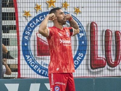 Gabriel Ávalos, delantero de Argentinos Juniors, celebra uno de los tantos que convirtió contra Deportivo Armenio por la Copa Argentina 2023.