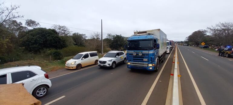 Docentes y camioneros se manifiestan en Ruta PY02