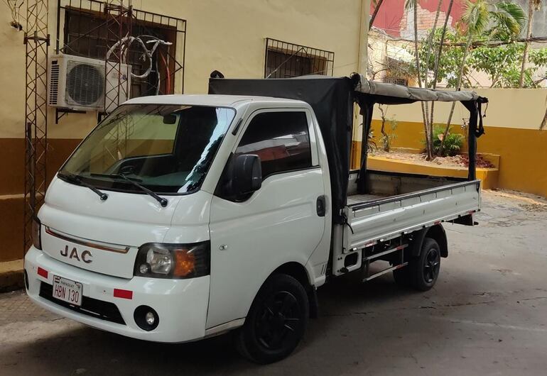 El vehículo ya con el envolvente restaurado y visiblemente diferente, en cuanto a la tonalidad de la pintura.