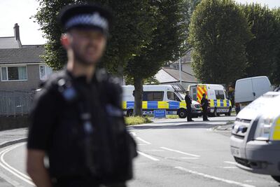 Un policía en las inmediaciones del sitio del tiroteo en Plymouth, Inglaterra.