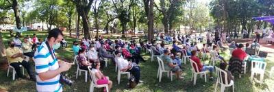 La comitiva de senadores en reunión con pobladores de Mayor Otaño, en la Plaza de los Héroes.