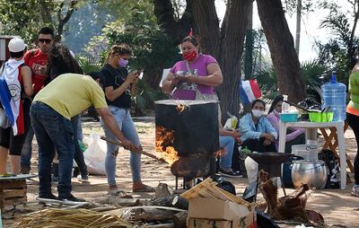 Ollas Populares Solidarias del Bañado Sur y Patria Nueva instalaron una olla para el almuerzo.