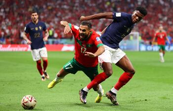El marroquí Sofiane Boufal se cae tras una falta del francés Aurelien Tchouameni