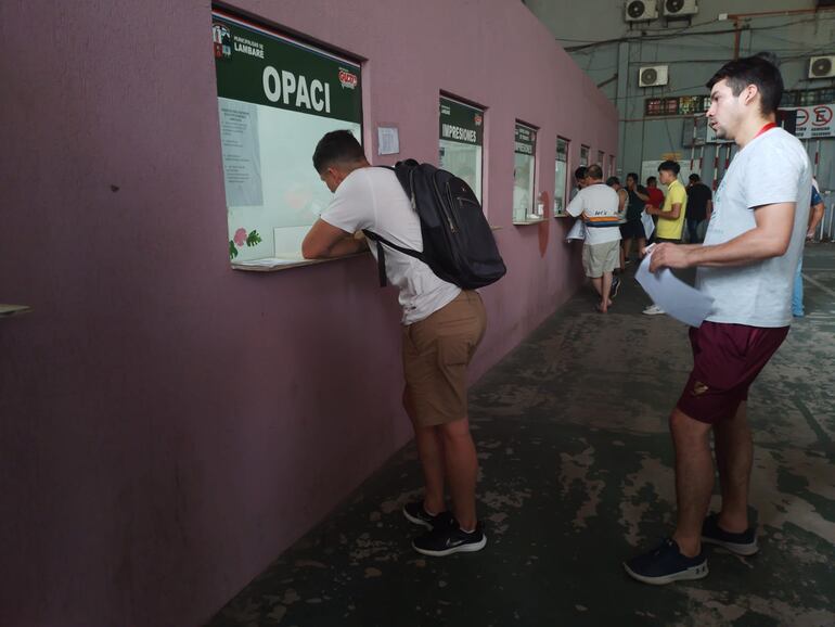 El motivo de la masiva concurrencia, antes de la fecha de vencimiento de los documentos, fueron los viajes al interior y exterior.