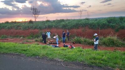 La Policía y fiscalía trabajando en la escena, en la colonia Piro’y.