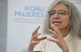 La jefa de la oficina de ONU Mujeres en Bolivia, Nidya Pesántez. La innovación y la educación digital representan una gran oportunidad para el empoderamiento económico de las mujeres en uno de los países latinoamericanos con mayores índices de violencia machista, contó en una entrevista Pesántez. Sobre este tema ONU Mujeres ha detectado variables que limitan la incursión de la mujer como la poca formación desde la infancia en ciencias y tecnología, el acceso a la infraestructura digital, la necesidad de alfabetizar digitalmente y un factor aún más grave que es la violencia en el mundo tecnológico.