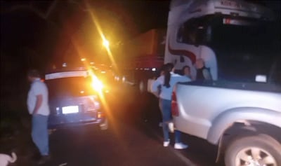 Vecinos interceptan camión repleto de víveres en cercanías a local de votación