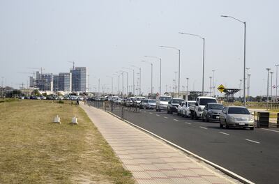 En la Costanera de Asunción y en San Lorenzo, sobre la ruta Mcal. Estigarribia,  se registraron ayer largas colas de vehículos,  en espera de que se tome la muestra a los ocupantes. El promedio de espera para ser atendidos fue de tres a seis horas y más.