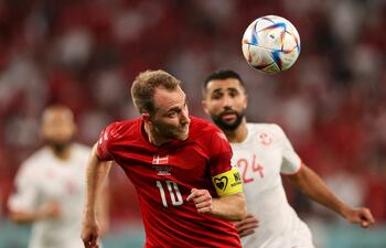 El danés Christian Eriksen intenta controlar el balón ante la presencia de Ali Abdi, futbolista de Túnez.