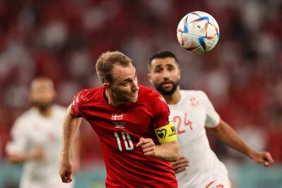 El danés Christian Eriksen intenta controlar el balón ante la presencia de Ali Abdi, futbolista de Túnez.