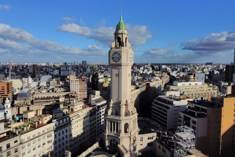 Vista aérea de la torre del Palacio de la Legislatura, en Buenos Aires. Su construcción fue completada en 1931 por el arquitecto francés Eduard Le Monnier  y el arquiecto argentino Hector Ayerza inspirados en el neoclasicismo francés del siglo XVIII. 