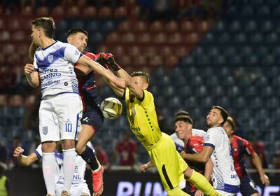 Juan Patiño salta en medio de Pablo Zeballos y Jorge Chena, en uno de los los avances  del Ciclón en el segundo tiempo.