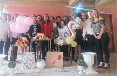 Elena Villalba (de rojo, centro) fue agasajada por sus funcionarios por cumplir dos años de gestión. No usaron tapabocas ni respetaron el distanciamiento.