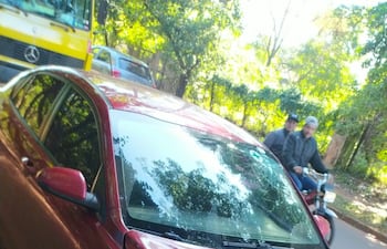 El automóvil conducido por el médico Natalicio Ríos Leguizamón presentaba rastros de golpes en la parte frontal y trasera. El mismo fue detenido luego que una llamada telefónica a la policía alertaba que el vehículo circulaba haciendo zigzag por la avenida Víctor Matiauda.