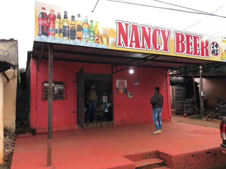 Fachada del local allanado.