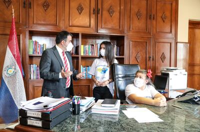 El ministro de Hacienda, Óscar Llamosas, y las niñas ministras Ana Luján y Luján Milagros, tras asumir el cargo por un día (Gentileza Hacienda).