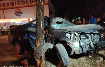 Así quedó el toyota modelo Axio, color azul, año 2006, con chapa Nº BVV-817 Py.