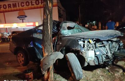 Así quedó el toyota modelo Axio, color azul, año 2006, con chapa Nº BVV-817 Py.