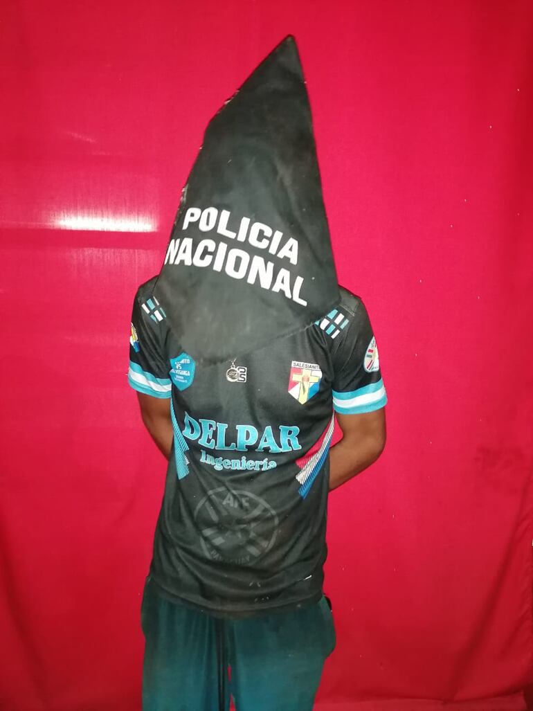 Lucas Fabián Baez Genez detenido junto a las evidencias del robo que llevaba en su motocarro.