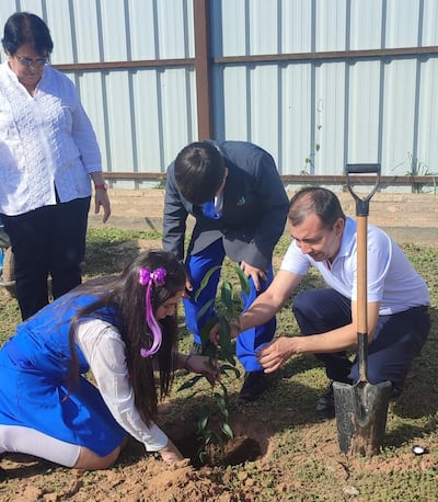 Alumnos de todas las instituciones de Filadelfia podrán retirar plantines nativos de la Municipalidad sin costo para plantarlos en espacios verdes. En la imagen plantan simbólicamente el primer arbolito.