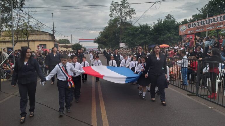 La tricolor y los estudiantes resaltaron pese al día nublado.