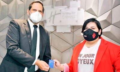 La ajedrecista Gabriela Vargas con Manuel Benítez Codas, gerente de Holiday Inn Asunción.