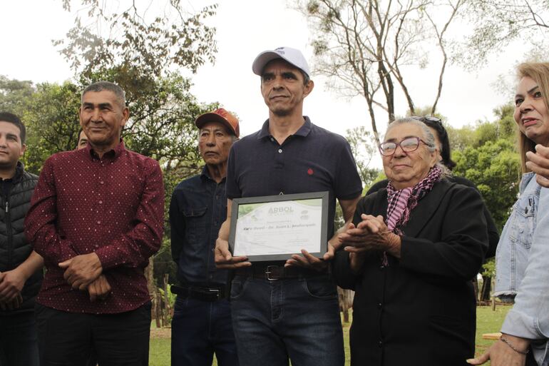 La familia Barrientos Garcete y los constructores del "árbol de la gente".
