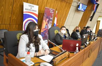 Nancy Villamayor, directora de Repatriados (der.), la diputada Esmérita Sánchez, vicepresidenta de la comisión de Derechos Humanos de Diputados e Irma Pérez (c), de la Asociación de Mujeres Paraguayas por el Mundo.