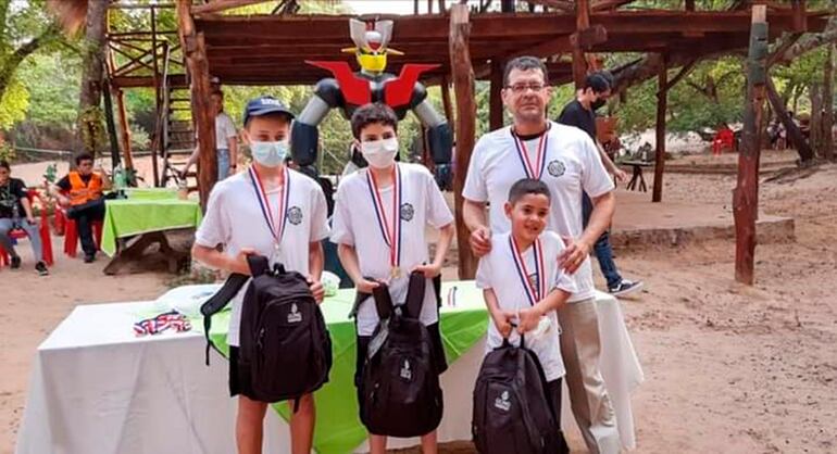 Integrantes del team "Olimpia" ganador del primer puesto en el torneo de fútbol robótico en la categoría Mbarete.