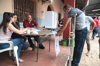 Los electores esperan hasta 4 horas en el Colegio Vicente Ignacio Iturbe, en el marco de las elecciones internas 2023.