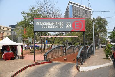 La empresa contratada para explotar el estacionamiento de la Plaza de la Democracia es Vector y Asociados SA, de Luis Fernando Dumot, que ganó la licitación en 1993. La adjudicación fue por 27 años.