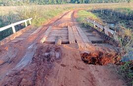 La erosión está dejando un agujero en la cabecera del puente que se encuentra en el camino a Kuarahy Rese de San Juan Nepomuceno.