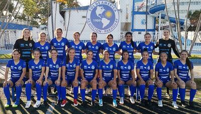 Plantel de Sol de América que compite en la Copa Libertadores Femenina, en Argentina.