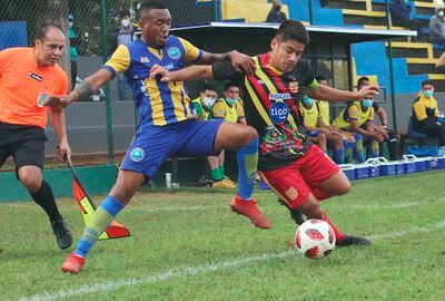 El colombiano Teobaldo Torres del Cristóbal Colón de J.A. Saldívar disputa el esférico con Vidal López,  29 de Setiembre.