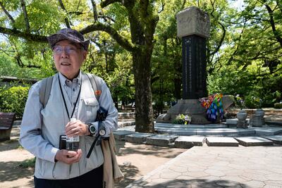 Masao Ito, sobreviviente de la bomba atómica de 82 años, de pie junto al "monumento en memoria de las víctimas coreanas del bombardeo atómico de 1945", después de una entrevista con AFP en el parque frente al Atomic. Bomb Dome en Hiroshima, pocos días antes del inicio de la Cumbre de Líderes del G7.
