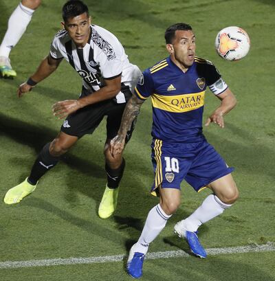 Carlos Alberto Tévez (36 años) y Pablo Javier Adorno (24), durante el partido del pasado  jueves 17 disputado en La Nueva Olla, con victoria de los auriazules por 2-0.