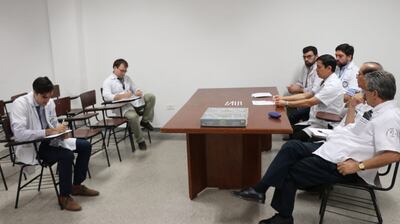 Los dos egresados durante el examen, este miércoles.