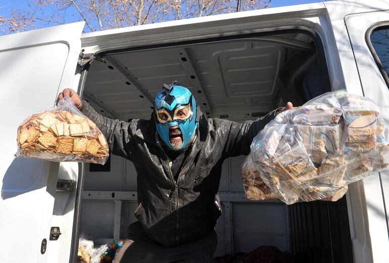 El artista Julio Cesar Creativo, alias El Mesias, entrega alimentos a pacientes del Hospital Interdisiplinario Psicoasistencial José Tiburcio Borda.