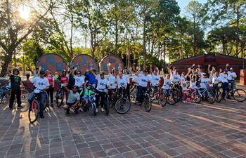 Ciclistas participantes del tercer foro en la ciudad de Pilar.