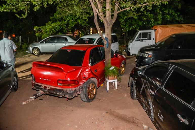 En este vehículo se encontraban los niños apenas unos segundos antes de que ocurriera el accidente. Poco tiempo después de que se bajaron, la camioneta del comisario ingresó con velocidad a la playa de autos.