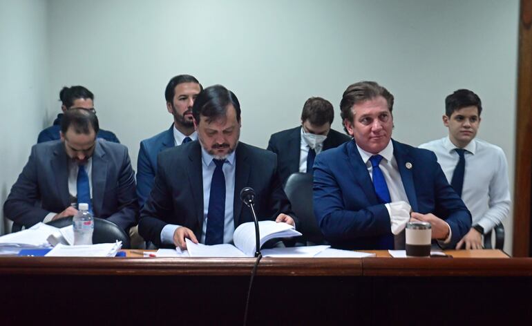 Alejandro Domínguez, presidente de la Conmebol, y el abogado Claudio Lovera (centro), en el juicio oral a José Luis Chilavert.