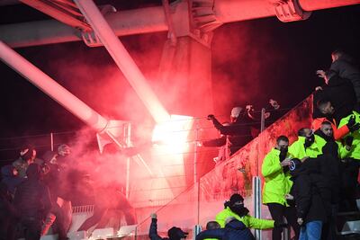 Altercados entre hinchas del Lyon y del París FC en un partido de la Copa de Francia.