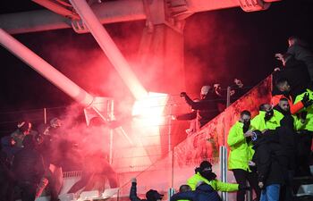 Altercados entre hinchas del Lyon y del París FC en un partido de la Copa de Francia.