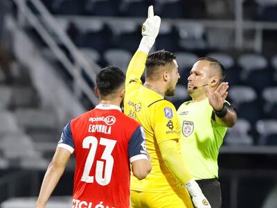 *CORRIGE EQUIPO* AME8634. ASUNCIÓN (PARAGUAY), 14/08/2021.- Jean Paulo Fernandes (c) de Cerro Porteño, discute con el árbitro ante Olimpia, durante un partido de la jornada 5 del torneo Clausura de la Primera División del fútbol paraguayo disputado en el estadio Estadio Manuel Ferreira, hoy, en Asunción (Paraguay). EFE/ Nathalia Aguilar
