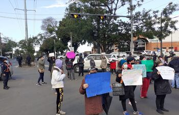 La Avda. Félix Bogado fue cerrada esta mañana por un grupo de manifestantes del Bañado Sur quienes exigen provisión de alimentos para sus ollas populares.